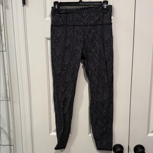 Athleta Black and White Lightning Static 7/8 Leggings